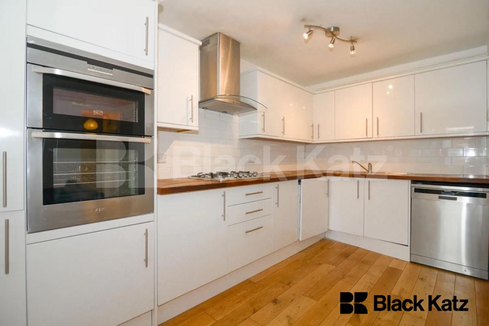 Beautiful apartment  925 Sq.Ft. with two bathrooms & balcony  Bullen Street, Battersea Park